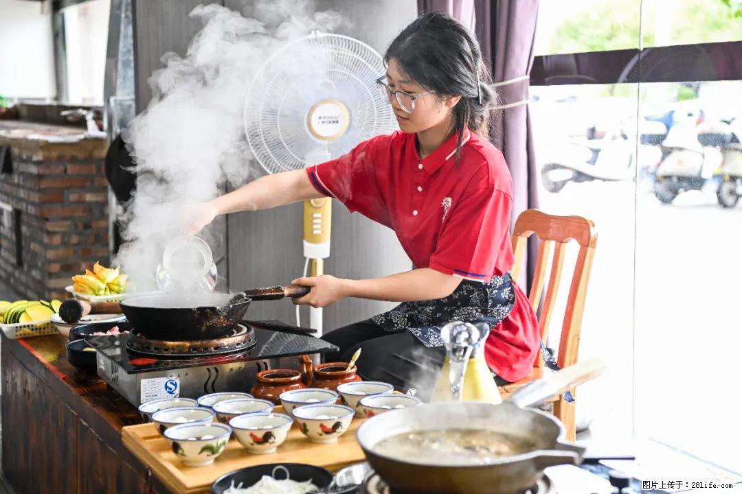 全网追的“扁担女孩”，找了一份暑假工，时薪12元 - 盐城生活资讯 - 盐城28生活网 yancheng.28life.net